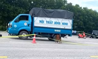 Cảnh sát bảo vệ hiện trường, điều tra vụ án mạng. 