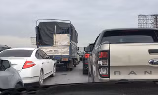 Xe đầu kéo gặp nạn, cao tốc Pháp Vân ùn tắc kinh hoàng