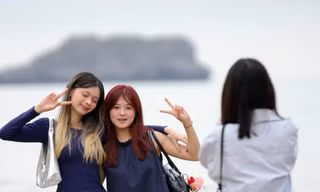 Giới trẻ thích thú check-in bình minh trên bãi đá ở Cát Bà 