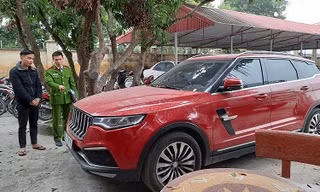Đối tượng Lã Văn Linh và xe của Dương Minh Tuyền tại cơ quan công an.