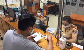 Ngày đầu thực hiện Thông tư 58 về quy trình cấp đổi, thu hồi đăng ký và biển số phương tiện tại Phòng CSGT Hà Nội.