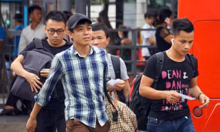 Ùn ùn về nghỉ lễ, cửa ngõ Hà Nội và TPHCM kẹt cứng