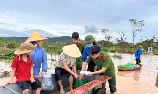 Đoàn viên thanh niên phối hợp với lực lượng chức năng sơ tán các hộ dân vùng lụt. 
