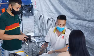 Lực lượng y tế TP Hải Phòng xét nghiệm cho tài xế ngoại tỉnh. Ảnh: Tư liệu