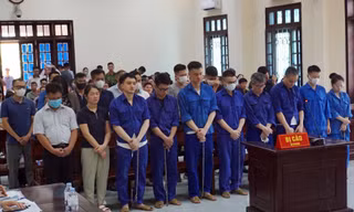 Hoãn phiên sơ thẩm vụ 14 cán bộ Hải quan Hải Phòng tiếp tay cho buôn lậu