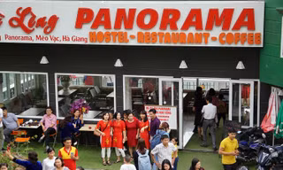 Hàng ngàn du khách 'check in' ở Panorama Mã Pì Lèng giữa lúc đình chỉ hoạt động