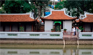 Trường đại học đầu tiên của Việt Nam đang được quét vôi trắng từ khu vực cổng Đại Trung Môn, giếng Thiên Quang đến bia tiến sĩ, khu nhà thờ. Ảnh: Nguyễn Hoàn