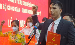 Các đảng viên mới làm việc tại các doanh nghiệp trong Khu công nghiệp ở Hải Phòng tuyên thệ.