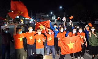 Nhiều người hò reo ăn mừng khi TP Chí Linh gỡ lệnh phong tỏa.