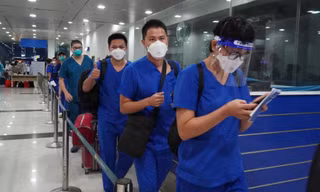 Cận cảnh chuyến bay thương mại đầu tiên hạ cánh ở Hải Phòng sau 4 tháng tạm dừng