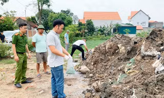 Cảnh sát thực nghiệm hiện trường vụ chôn lấp chất thải gây ô nhiễm. Ảnh: T.H