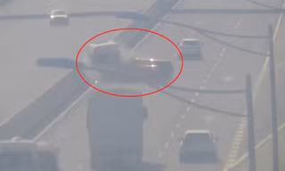 Tài xế ô tô bán tải và ô tô khách dừng xe ở làn đường 120km/h rồi tranh cãi