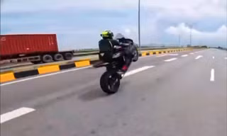 Bắt 2 'phượt thủ' lái xe gần 300km/h, bốc đầu trên đường ra đảo Cát Bà 