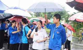 Thí sinh Hải Phòng đội mưa đến điểm thi tốt nghiệp 