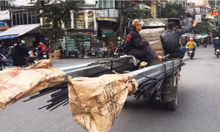 Xe ba bánh chở hàng cồng kềnh lại náo loạn đường phố Hà Nội