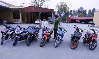 Đối tượng Dương Tiến Khoa và tang vật tại cơ quan công an.
