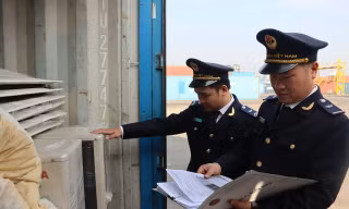 Bắt container chứa hàng cấm nhập về cảng ở Hải Phòng 