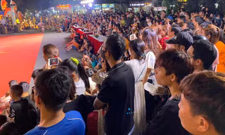 Người dân Hải Phòng đổ xuống đường xem múa rối 