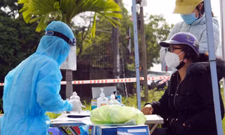 Lực lượng y tế Hải Phòng truy vết những người liên quan ca bệnh.