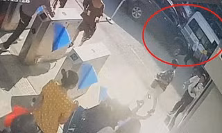 Thời điểm phát hiện bé Long trong ô tô chiều 6/8/2019.