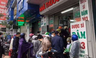 Người dân Hải Phòng chen chúc mua thuốc điều trị COVID-19 tại nhà.