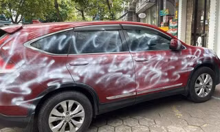 Chiếc Honda CR-V đỗ trên phố Lương Khánh Thiện (Ngô Quyền, Hải Phòng) bị phun sơn trắng vỏ.