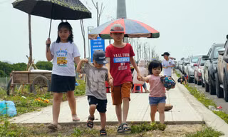 Du khách cuốc bộ đến phà Gót do quá tải, ùn tắc dịp Giỗ tổ Hùng Vương.