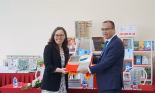 Đại sứ quán Ba Lan tặng gần 400 cuốn sách cho sinh viên Đại học Hàng hải Việt Nam