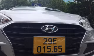 Nhiều phương tiện kinh doanh tại Hà Nội đã lắp biển vàng.