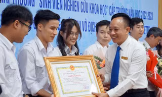 Sinh viên Đại học Hàng hải chế tạo robot vận chuyển hàng hóa 