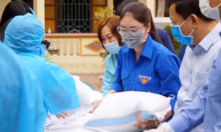Đoàn viên, thanh niên Hải Phòng tích cực hỗ trợ cung cấp thực phẩm cho người dân trong khu vực phong tỏa vì COVID-19 ngày 23/2.