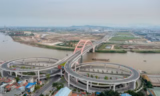 Cầu Hoàng Văn Thụ hướng đi sang Trung tâm Chính trị - Hành chính Hải Phòng.