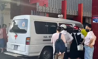 Hải Phòng: Thí sinh nằm cáng tới điểm thi vào lớp 10