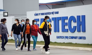 Công nhân đi làm tại Công ty Eastech Việt Nam, dù chưa đáp ứng các quy định phòng chống dịch.