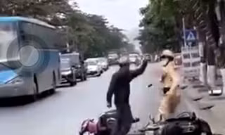 Tạm giữ người đàn ông hành hung cảnh sát khi bị dừng xe kiểm tra