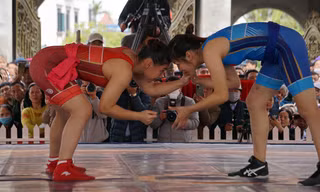17 nữ đô vật tranh tài gay cấn tại làng Cổ Trai, Hải Phòng