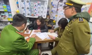 Cảnh sát kiểm tra, xử lý hàng loạt cửa hàng "chặt chém" giá khẩu trang ở Hà Nội.