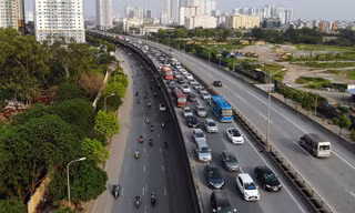 Người dân trở lại thủ đô sau 5 ngày nghỉ lễ, giao thông Hà Nội kẹt cứng