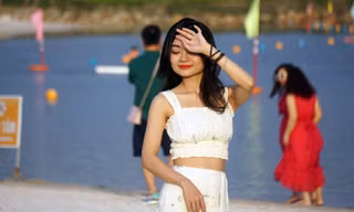 Nữ du khách thả dáng chụp ảnh tại biển Đồ Sơn.