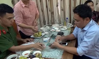 ông Lê Duy Phong bị bắt quả tang sau khi nhận 50 triệu đồng của DN vận tải.