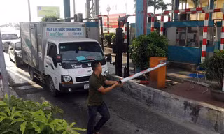 Tài xế hất tung barie Trạm thu phí BOT Tân Đệ.