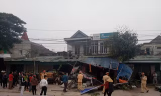 Ô tô “điên” mất lái lao lên cửa hàng, đâm nát hai xe máy