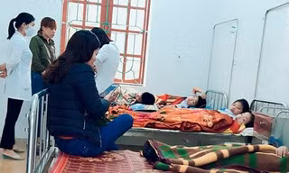 Sau bữa ăn sáng ở cổng trường, 7 học sinh cấp cứu vì ngộ độc