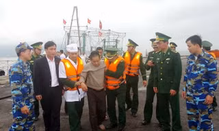 Cứu 11 thuyền viên trôi dạt trên biển