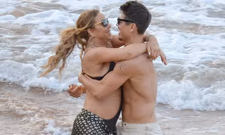 Mariah Carey quấn quýt bồ trẻ kém 13 tuổi trên biển