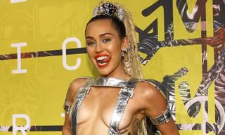 Ngã ngửa với thời trang khoe thân ‘kinh dị’ của Miley Cyrus