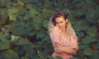 Miley Cyrus bất ngờ dịu dàng gợi cảm như một nàng thơ