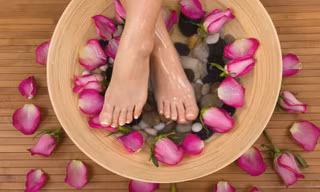 Tuyệt chiêu chăm sóc bàn chân mùa mưa 