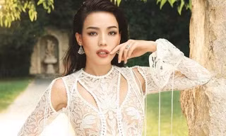 Thư Kỳ táo bạo khoe dáng với đầm ren xuyên thấu