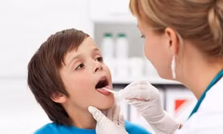 Phòng và chữa viêm họng cấp khi thời tiết thay đổi